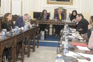 Mustafa Aberchán hace uso de su turno de palabra ante una atenta Esther Donoso