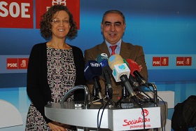 El senador José Martínez Olmos junto a la líder socialista Gloria Rojas
