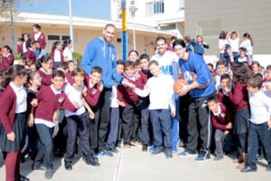 Foto de familia de los dos jugadores con los alumnos del CEIP Pedro de Estopiñán