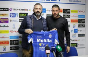 El nuevo jugador azulino, con la camiseta de la U.D. Melilla y el presidente unionista, Luisma Rincón