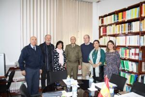 Los miembros del jurado con el delegado de Defensa