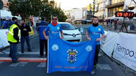 Javier Almansa y ‘Chemari’, con la bandera de Melilla