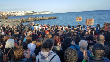 Más de medio millar de activistas y migrantes han recorrido Ceuta en la IV Marcha por la Dignidad hasta la valla de la frontera del Tarajal para recordar a los 15 migrantes muertos en 2014 al ser repelidos en una polémica actuación de la Guardia Civil utilizando material antidisturbios cuando entraban a nado