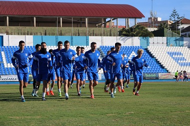 Imagen del entrenamiento de ayer lunes en el césped del Álvarez Claro