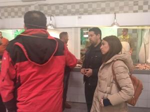 Lamia Mohamed Kaddur con los vendedores del M. Central