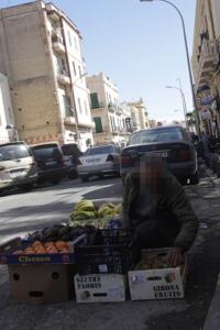 Un vendedor ambulante de fruta, ayer en el Rastro