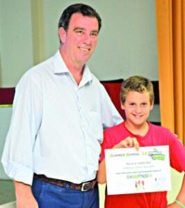 Antonio Miranda, consejero de Educación, entrega un diploma a un alumno