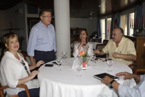 Imagen de archivo de Eduardo de Castro y Paz Velázquez [en el centro] en las reuniones del Parador