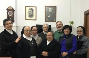 De izquierda a derecha Madre Celina, Madre Auxilio, Madre María del Carmen, Madre Adoración, Madre María Pilar, Carlos Rubiales, Manoli Duplas y Madre Adelina