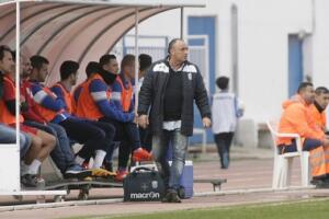 El preparador del conjunto azulino, dirigiendo a su equipo en el partido del pasado domingo