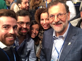 Rajoy junto a miembros de NNGG como la presidenta en Melilla, Isabel Moreno