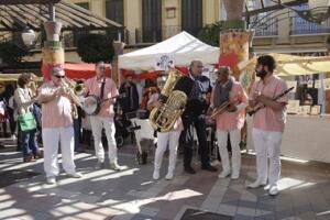 Ángel Castro con los músicos durante la actividad “Jazz en la Calle”