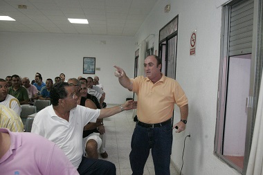 José Vicente Navarro, en una de las asambleas de la U.D. Melilla