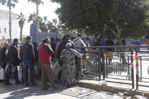 También se reforzaron el resto de los pasos con más agentes, sobre todo el de Beni-Enzar, para tratar de agilizar la entrada y salida de vehículos y peatones
