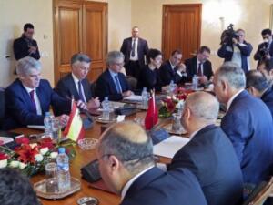 Foto de la reunión ayer de los ministros de Exteriores de España y Marruecos con sus equipos