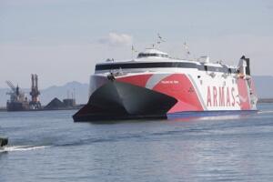El super fast ferry efectuando su entrada en el puerto melillense