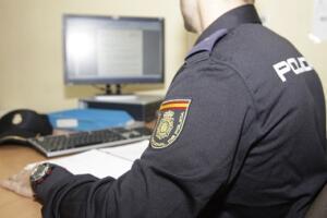 El policía se dirigía a su puesto de trabajo en el puerto cuando vio al hombre en mal estado en la calle