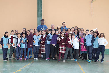 Imágenes de la visita de Jorge Sanz y Massine Fall al CEIP Anselmo Pardo