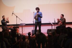 Saxo, guitarra y percusión a cargo del trío