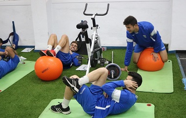 Trabajo de musculación y de CORE en el gimnasio del club