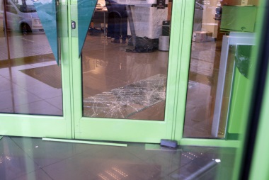 El presunto autor rompió la luna de la puerta de la sucursal bancaria y revolvió todo su interior