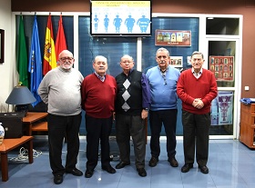 El conferenciante con miembros de la junta directiva