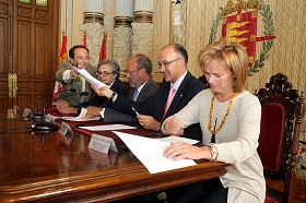 Patricia Guilarte firma un convenio en Valladolid