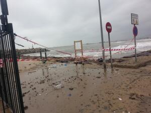 Así quedó el faldón del puerto deportivo tras el temporal de ayer