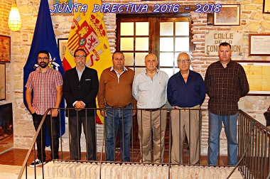 El presidente con algunos miembros de la Junta Directiva