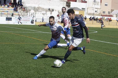 Chibi, delantero del River Melilla, en el encuentro disputado hace dos jornadas en el Campo de La Espiguera, ante el Loja C.D.