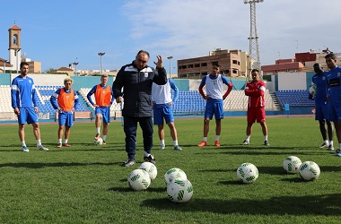 Josu Uribe, entrenador de la U.D. Melilla, en la sesión de entrenamiento de ayer viernes con sus jugadores