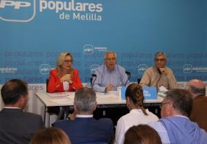Si Juan Díaz Morano (dcha) presenta hoy los 95 avales para ser precandidato, será el rival de Juan José Imbroda (centro) en el XII Congreso Regional del Partido Popular de Melilla