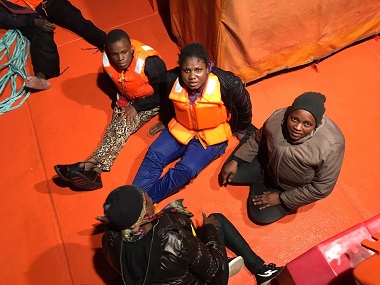 Varias mujeres entre los rescatados en las 5 pateras en Alborán