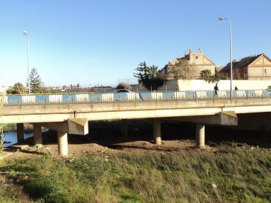 Ocurrió en el puente de Barcelona, que comunica la Carretera de Farhana con Las Palmeras (FOTO EL ALMINAR DE MELILLA)