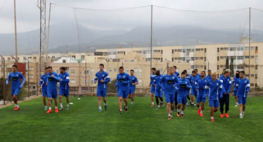 El plantel de la U.D. Melilla reanudó ayer lunes los entrenamientos de la semana