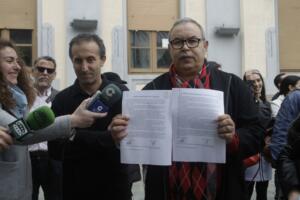 Driss Mohamed y Abdeselam Ahmed con el escrito