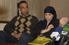 Los padres de Nayra, la niña de tres años que falleció horas después de ser dada de alta del Comarcal