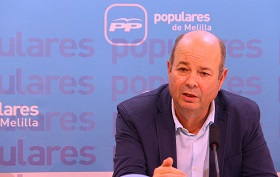 El vicesecretario regional del PP, Daniel Conesa, ayer en rueda de prensa