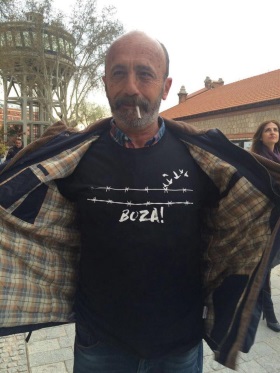 Palazón, con una camisa con el grito “boza” de los inmigrantes