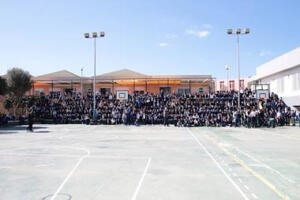 Foto de familia de la visita realizada por Marcos Suka y Massine Fall al Colegio Enrique Soler