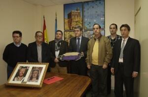 Representantes de la Cofradía, del Voluntariado de Prisiones y el director del centro