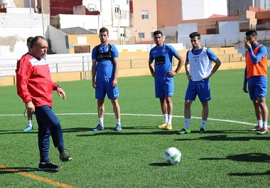 Josu Uribe, entrenador de la U.D. Melilla, dando instrucciones a sus jugadores