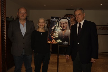 Presentación del cartel con el autor, la camarera de la virgen y el hermano mayor