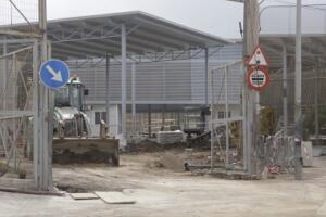 Ayer todavía había maquinaria pesada y numerosos materiales de obra en la frontera, además de alguna zanja de grandes dimensiones y el suelo levantado