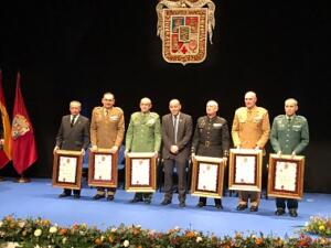 El alcalde con los homenajeados