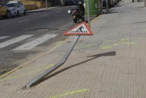 El ciclista fue despedido a unos 30 metros tras el impacto, golpeando contra una señal