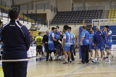 La nota negativa del encuentro fue la lesión de tobillo de Mario Junior, central del Voleibol Melilla