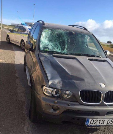 Estado en el que quedó el BMW X5 tras arrollar al ciclista
