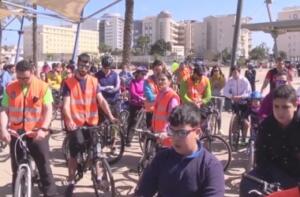 Asistentes a la pedalada guardando ayer un minuto de silencio en memoria de Carlos Huelin