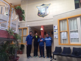 La presidenta de la Federación de Balonmano de Melilla, Samira Mizzian, posando junto a los dirigentes del Sporting